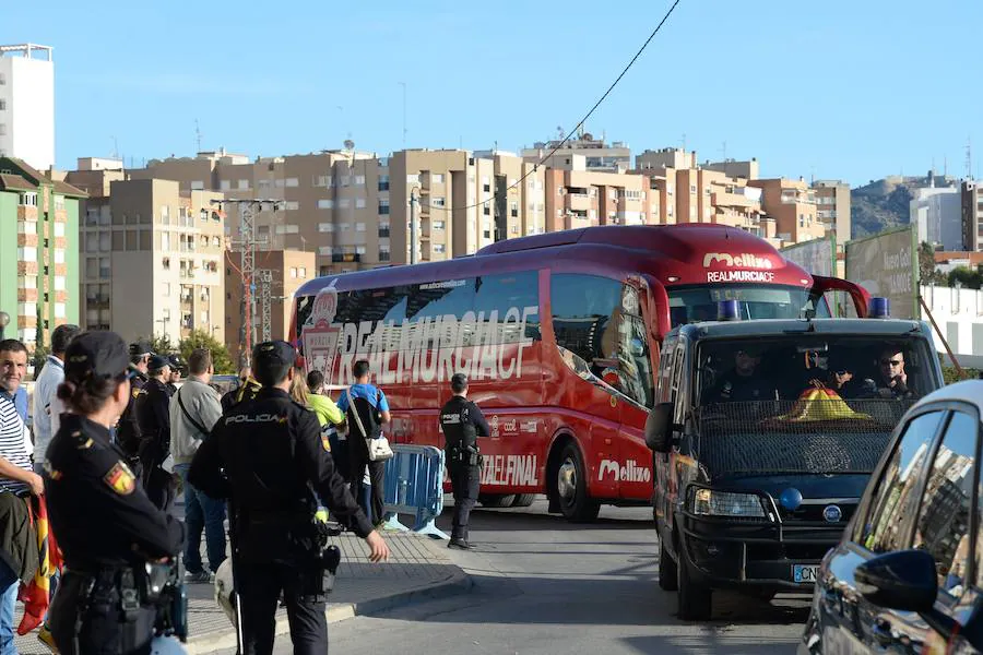 Más de 9.000 aficionados se dieron cita en el feudo albinegro para ver la victoria del Efesé ante el Real Murcia