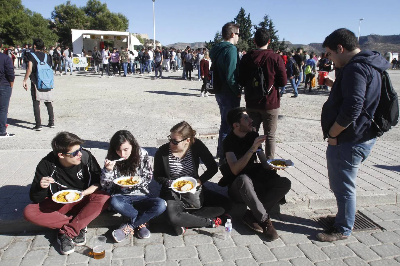 Una convivencia en el campus de la Muralla del Mar reúne, a mediodía, a miles de estudiantes