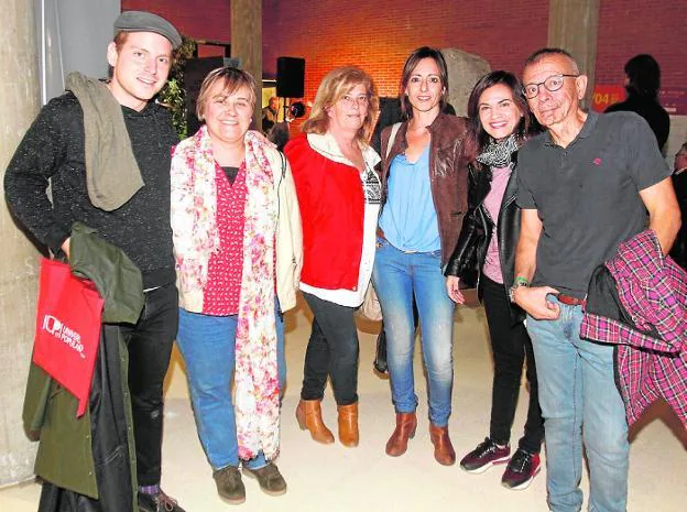 Martin La Roche, Isabel Hernández, Fina Sabater, Susana Jiménez, Merche Hernández y José Luis Cegarra, en el Centro Cultural Ramón Alonso Luzzy.