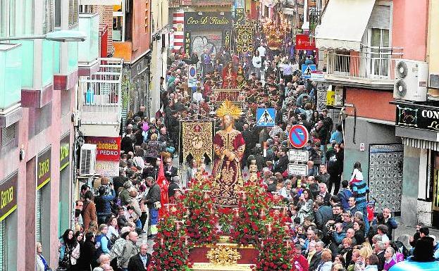 El paso californio de El Prendimiento, al salir de la calle de El Pilar, en el barrio de San Pedro.