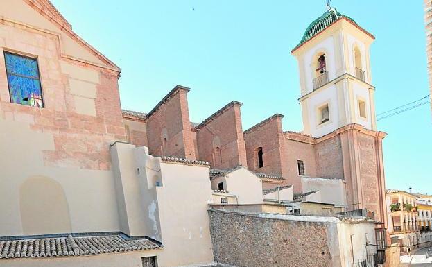 Construcciones adosadas a la iglesia de Santiago que serán demolidas para construir una zona verde en el casco antiguo.