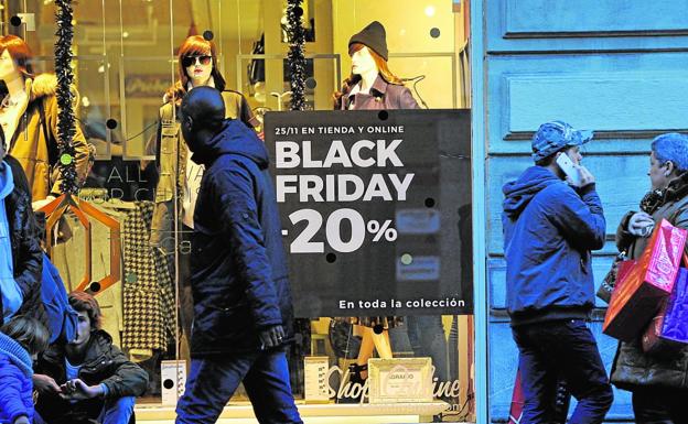 El público aprovecha las rebajas del 'Black Friday' para adelantar las compras navideñas a buen precio.