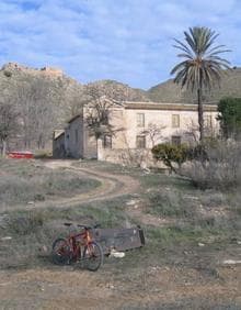 Imagen secundaria 2 - Rambla de Chuecos, castillo de Chuecos y el cortijo, protegido por la fortificación de origen árabe.