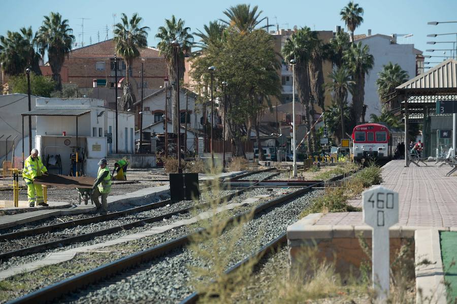 La pantalladora entra en un vehículo especial a la playa de vías donde este miércoles está previsto que empiecen las obras; Adif y Aldesa realizan trabajos previos con tres grúas y una hormigonera