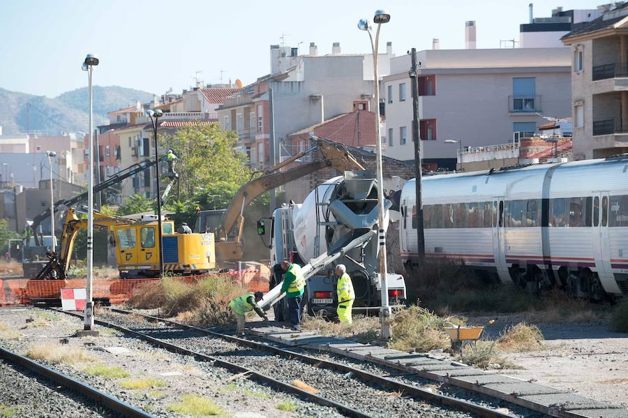 La pantalladora entra en un vehículo especial a la playa de vías donde este miércoles está previsto que empiecen las obras; Adif y Aldesa realizan trabajos previos con tres grúas y una hormigonera