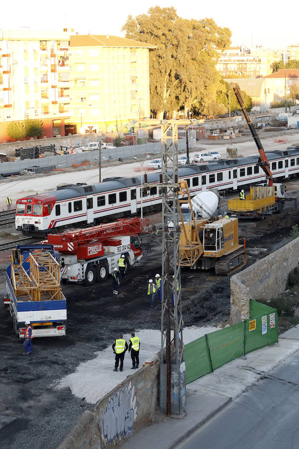 La pantalladora entra en un vehículo especial a la playa de vías donde este miércoles está previsto que empiecen las obras; Adif y Aldesa realizan trabajos previos con tres grúas y una hormigonera