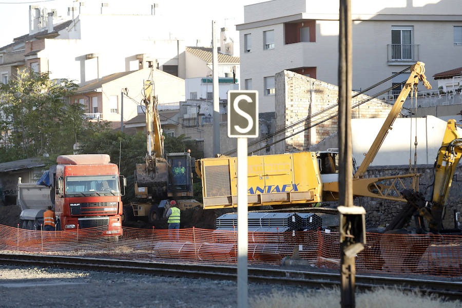 La pantalladora entra en un vehículo especial a la playa de vías donde este miércoles está previsto que empiecen las obras; Adif y Aldesa realizan trabajos previos con tres grúas y una hormigonera