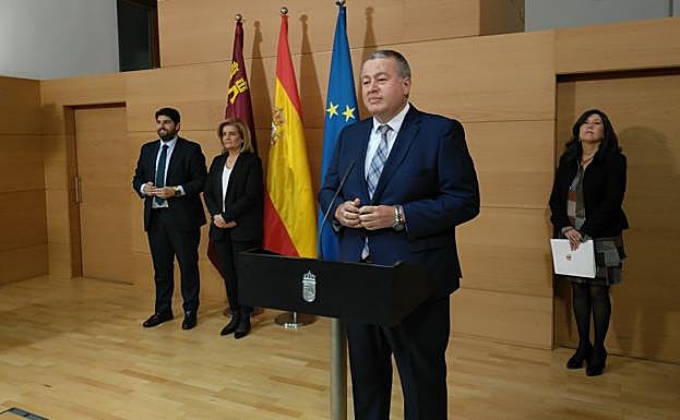 Francisco Bernabé, durante su toma posesión. Al fondo a la izquierda, el presidente López Miras y la ministra Fátima Bañez.