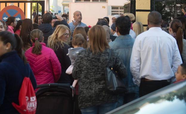 Protesta de padres en el colegio La Salud del pasado viernes. 