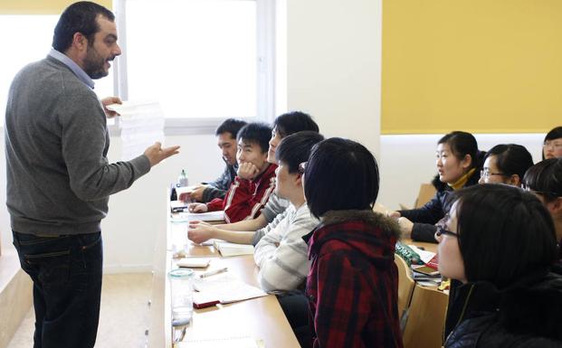 Un profesor imparte una lección en la Universidad de Filología de la Complutense de Madrid. 