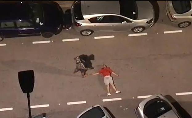 Dan una paliza a un hombre en Valencia, le sacan fotos y huyen