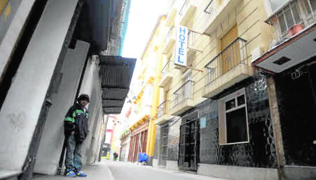 Calle Cuatro Santos, con el edificio del antiguo Hotel Peninsular a la derecha.