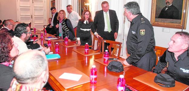 La alcaldesa de Cartagena y el delegado del Gobierno -de pie, en el centro-, en la reunión que mantuvieron ayer con representantes de las ONG de la ciudad para coordinar la asistencia a los inmigrantes.