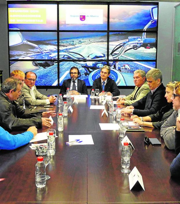 El consejero de Fomento y el director de Carreteras -centro-, reunidos ayer con representantes de los motociclistas.