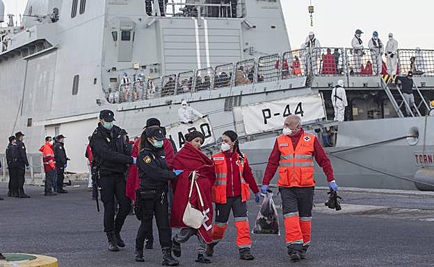 Inmigrantes llegando al Muelle de la Curra, en Cartagena. 