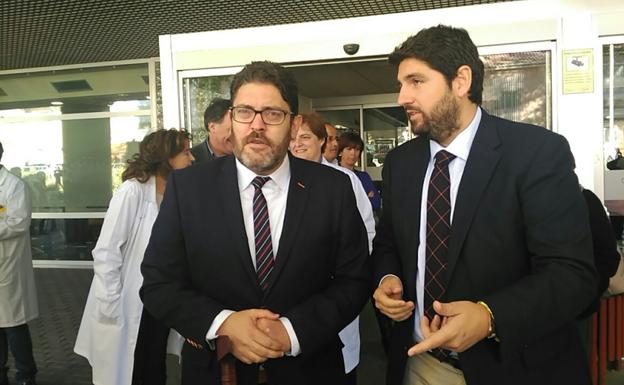 Miguel Sánchez y Fernando López Miras, ayer, en el hospital.