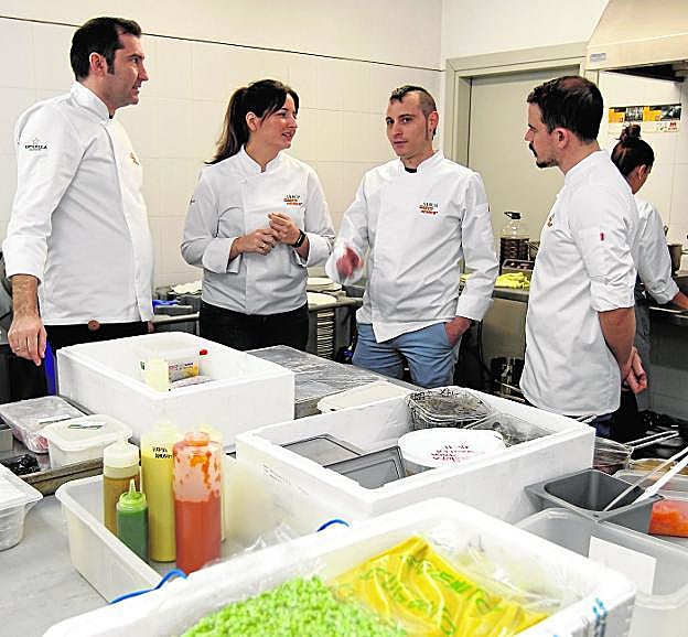 David López, María Gómez, Cristian Palacio y Julio Velandrino apuran algunos flecos antes de elaborar el menú de Alta Cocina Murciana.