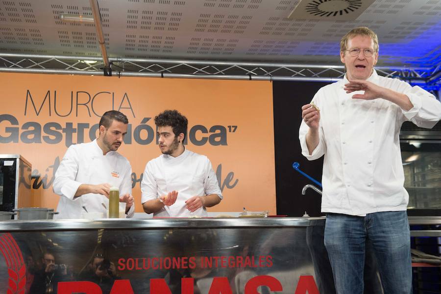 El chef Bernd H. Knöller cierra la tercera jornada de ponencias en Murcia Gastronómica con una exposición magistral de arroces valencianos.