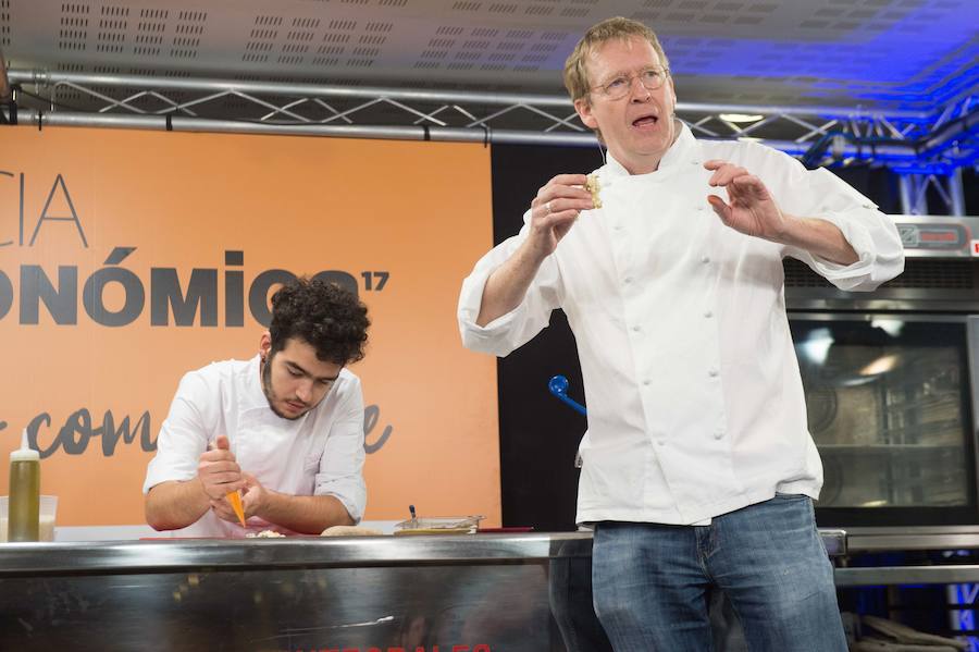 El chef Bernd H. Knöller cierra la tercera jornada de ponencias en Murcia Gastronómica con una exposición magistral de arroces valencianos.