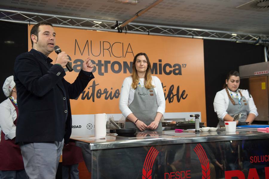 La chef María José Martínez, del restaurante Lienzo, imprime aires mediterráneos a sus creaciones en la sala de ponencias del congreso
