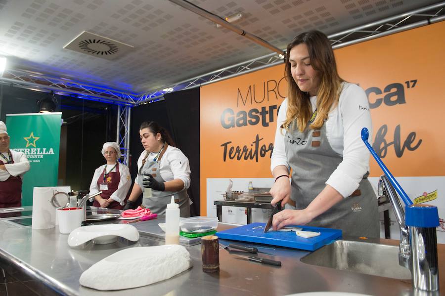 La chef María José Martínez, del restaurante Lienzo, imprime aires mediterráneos a sus creaciones en la sala de ponencias del congreso