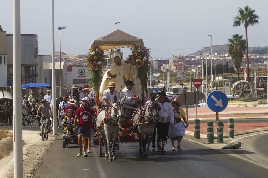 Los romeros, con la imagen de San Ginés de la Jara en una carroza tirada por caballos y adornada con flores.