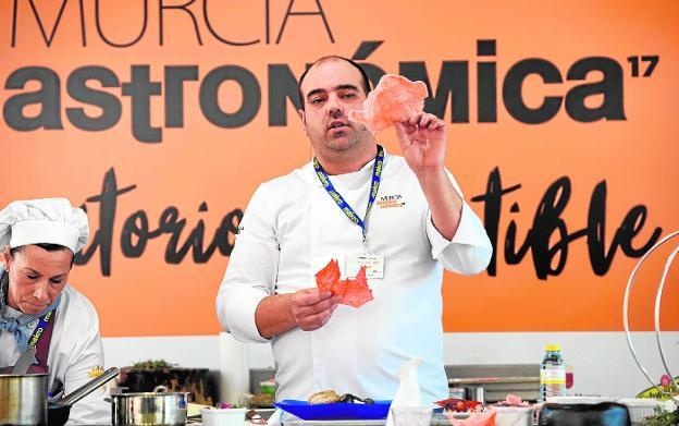 Salvador Fernández, del restaurante Borrego, en Bullas, muestra un falso coral de gambas que forma parte de unos de los platos que compuso en su ponencia.