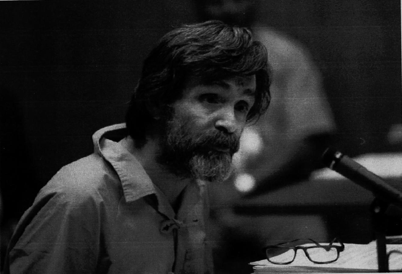 Charles Manson, declarando ante la comisión judicial que le denegó la libertad condicional.