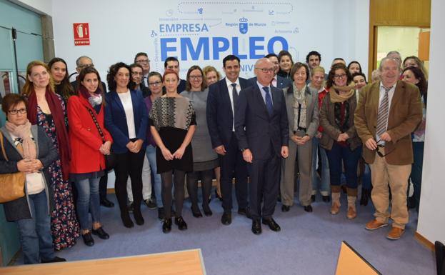 El consejero de Empleo, Universidades y Empresa, Juan Hernández, y director general del SEF, Alejandro Zamora, con los representantes de las entidades que contratan a los jóvenes que no estudian ni trabajan inscritos en Garantía Juvenil.