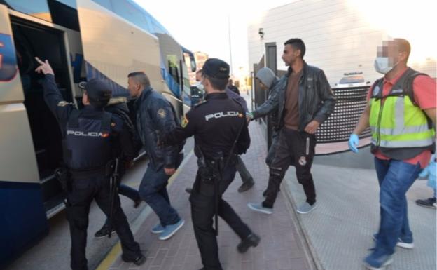 Inicio del traslado de inmigrantes a Málaga desde Lorca. 