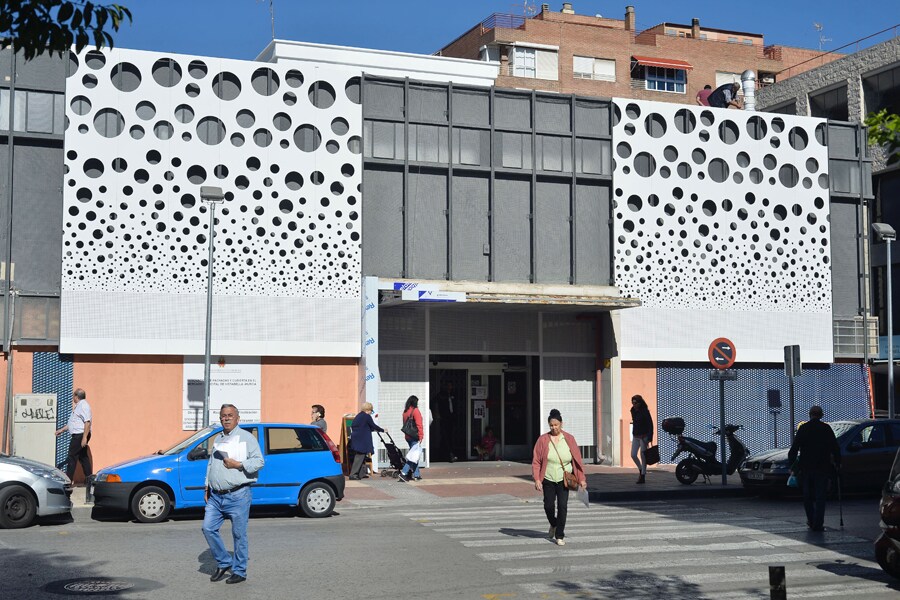 Nueva fachada del mercado de abastos de Vistabella. 