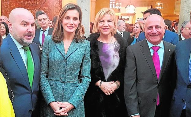 La Reina Letizia y la consejera Violante Tomás, ayer, con representantes de Cermi en Madrid.