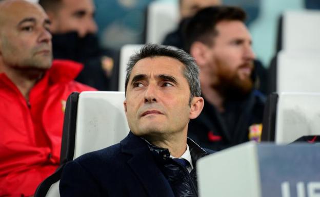 Valverde sigue el choque ante la Juventus. 