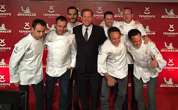 Pablo González, detrás a la derecha, posa con el resto de cocineros que han alcanzado su segunda estrella en esta edición.