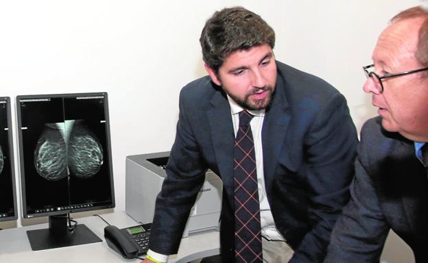 El presidente de la Comunidad en la Sala de Radiología del Hospital. 