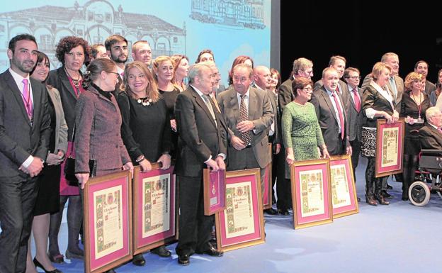 Los galardonados y familiares de los distinguidos a título póstumo posan con las autoridades al término del acto, en el escenario del Teatro Guerra.