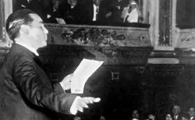 Federico García-Lorca recita poesía en un teatro de Buenos Aires en 1933.