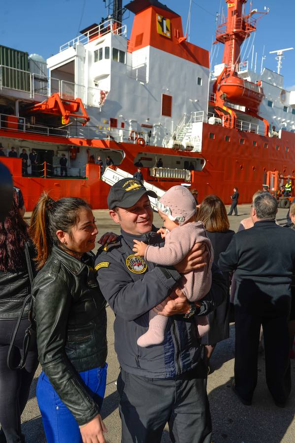 El buque de investigación oceanográfica 'Hespérides' zarpó este viernes desde el Arsenal Militar de Cartagena para emprender una campaña antártica, que se desarrollará hasta finales del próximo mes de mayo. Durante los próximos seis meses, será plataforma para tres proyectos de investigación y dará soporte técnico a otros catorce que realizarán científicos españoles en aguas australes, así como en las bases que España tiene en el continente helado.