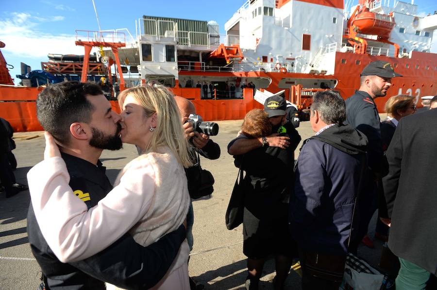 El buque de investigación oceanográfica 'Hespérides' zarpó este viernes desde el Arsenal Militar de Cartagena para emprender una campaña antártica, que se desarrollará hasta finales del próximo mes de mayo. Durante los próximos seis meses, será plataforma para tres proyectos de investigación y dará soporte técnico a otros catorce que realizarán científicos españoles en aguas australes, así como en las bases que España tiene en el continente helado.