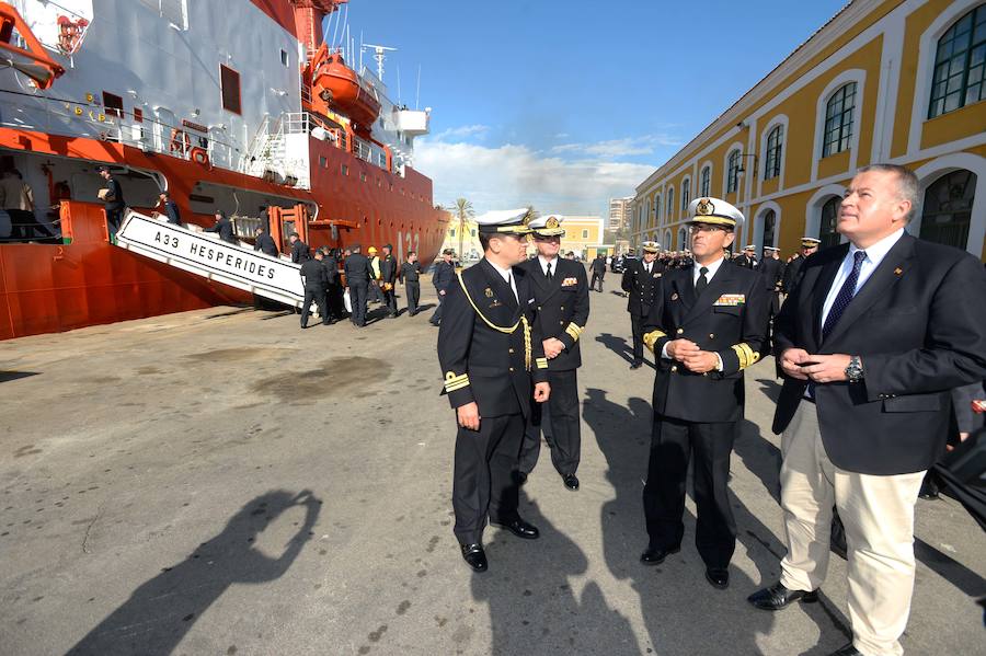 El buque de investigación oceanográfica 'Hespérides' zarpó este viernes desde el Arsenal Militar de Cartagena para emprender una campaña antártica, que se desarrollará hasta finales del próximo mes de mayo. Durante los próximos seis meses, será plataforma para tres proyectos de investigación y dará soporte técnico a otros catorce que realizarán científicos españoles en aguas australes, así como en las bases que España tiene en el continente helado.