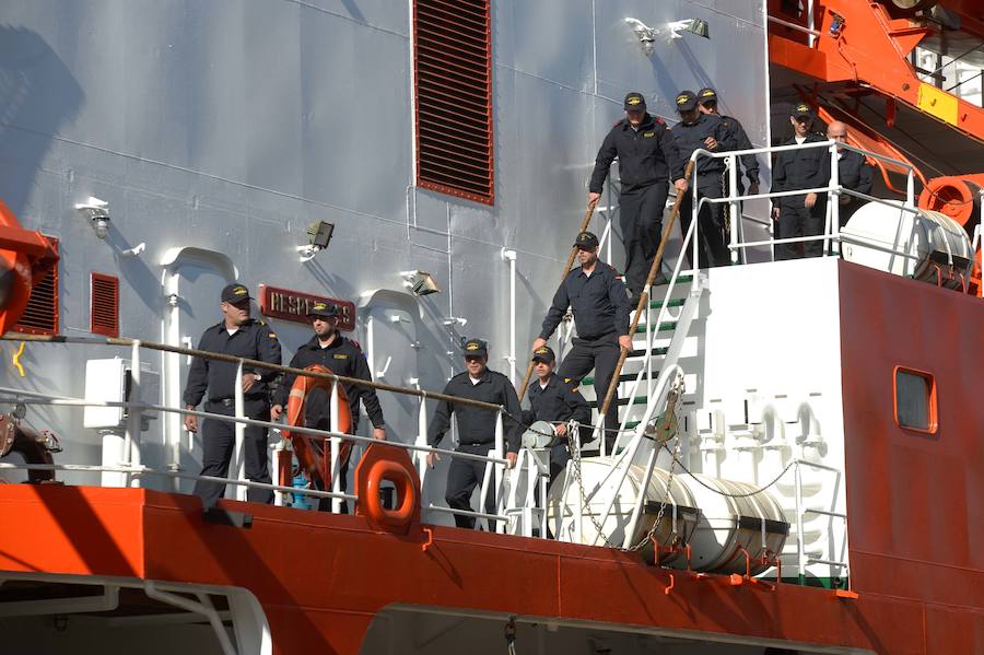El buque de investigación oceanográfica 'Hespérides' zarpó este viernes desde el Arsenal Militar de Cartagena para emprender una campaña antártica, que se desarrollará hasta finales del próximo mes de mayo. Durante los próximos seis meses, será plataforma para tres proyectos de investigación y dará soporte técnico a otros catorce que realizarán científicos españoles en aguas australes, así como en las bases que España tiene en el continente helado.