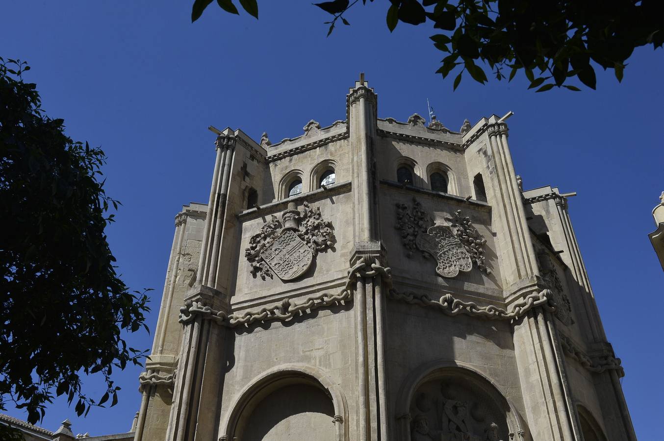 Exterior de la capilla de Los Vélez (s. XV), en la Catedral, con la legendaria cadena tallada en piedra.
