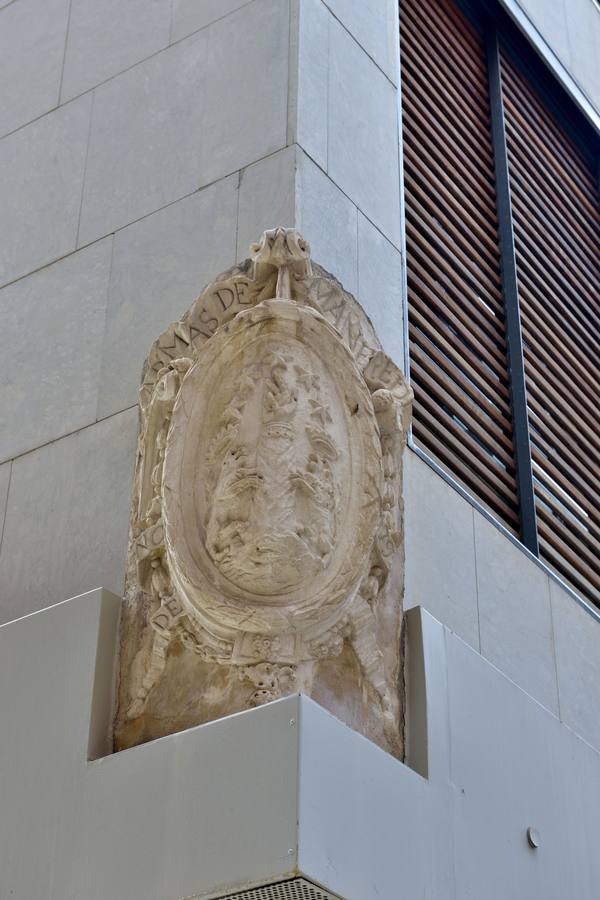 Escudo de la familia Manfredi (se conserva en una fachada de la calle Alfaro).