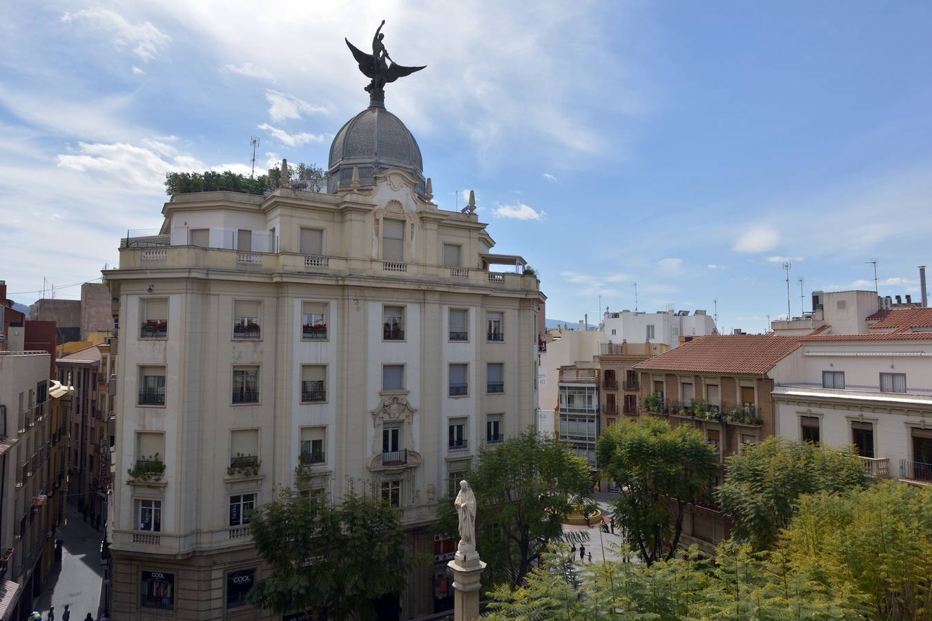 Vista aérea de la plaza de Santa Catalina, presidida hoy por la escultura de La Unión y El Fénix.