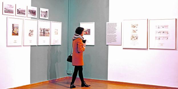 Una joven pasea por la exposición 'Memoria del agua', que se inaugura el lunes en el Espacio Molinos del Río-Caballerizas de Murcia. En las imágenes superiores de la derecha, varias obras de la muestra.