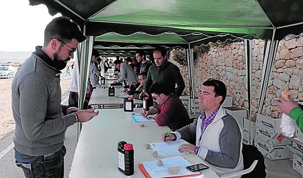 Los arcabuceros recogen la pólvora en el reparto, ayer.