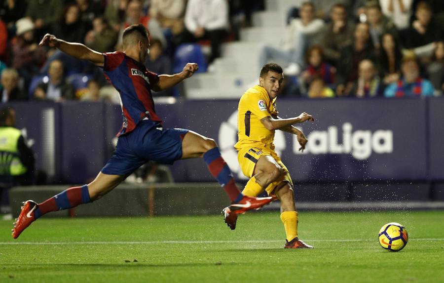 El conjunto rojiblanco venció por 5-0 en el Ciutat de València, donde no había ganado en la última década, con dobletes de Griezmann y Gameiro.
