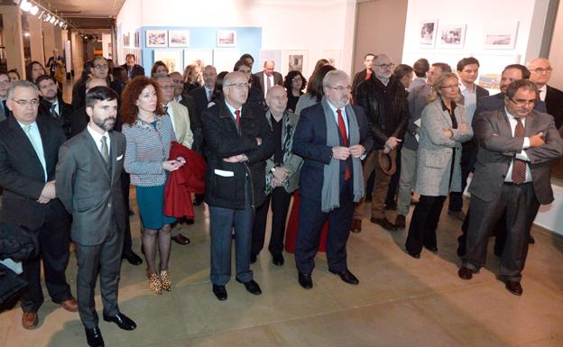 Representantes de las delegaciones latinoamericanas invitadas al foro Futuro en Español e invitados al acto de inauguración de la exposición 'Memoria del Agua', anoche en Los Molinos del Río.