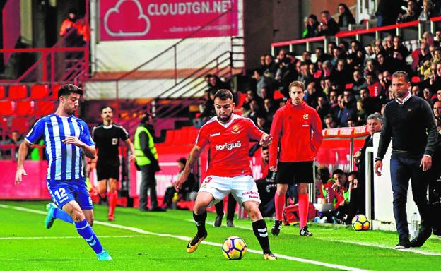 El lorquino Nando acosa a Javi Jiménez, en el Nástic-Lorca FC del sábado.