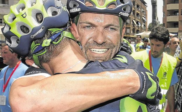 El ciclista murciano Rojas abraza a un compañero de equipo.